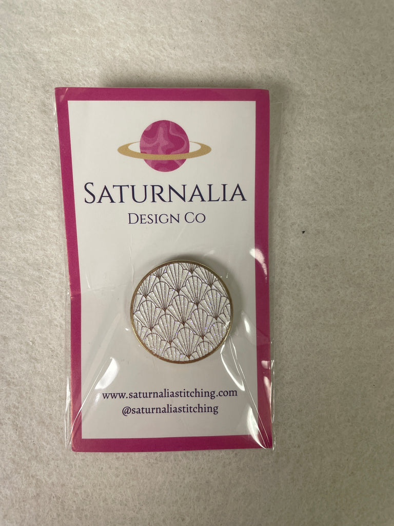* Saturnalia Stitching Art Deco  Needleminder - White